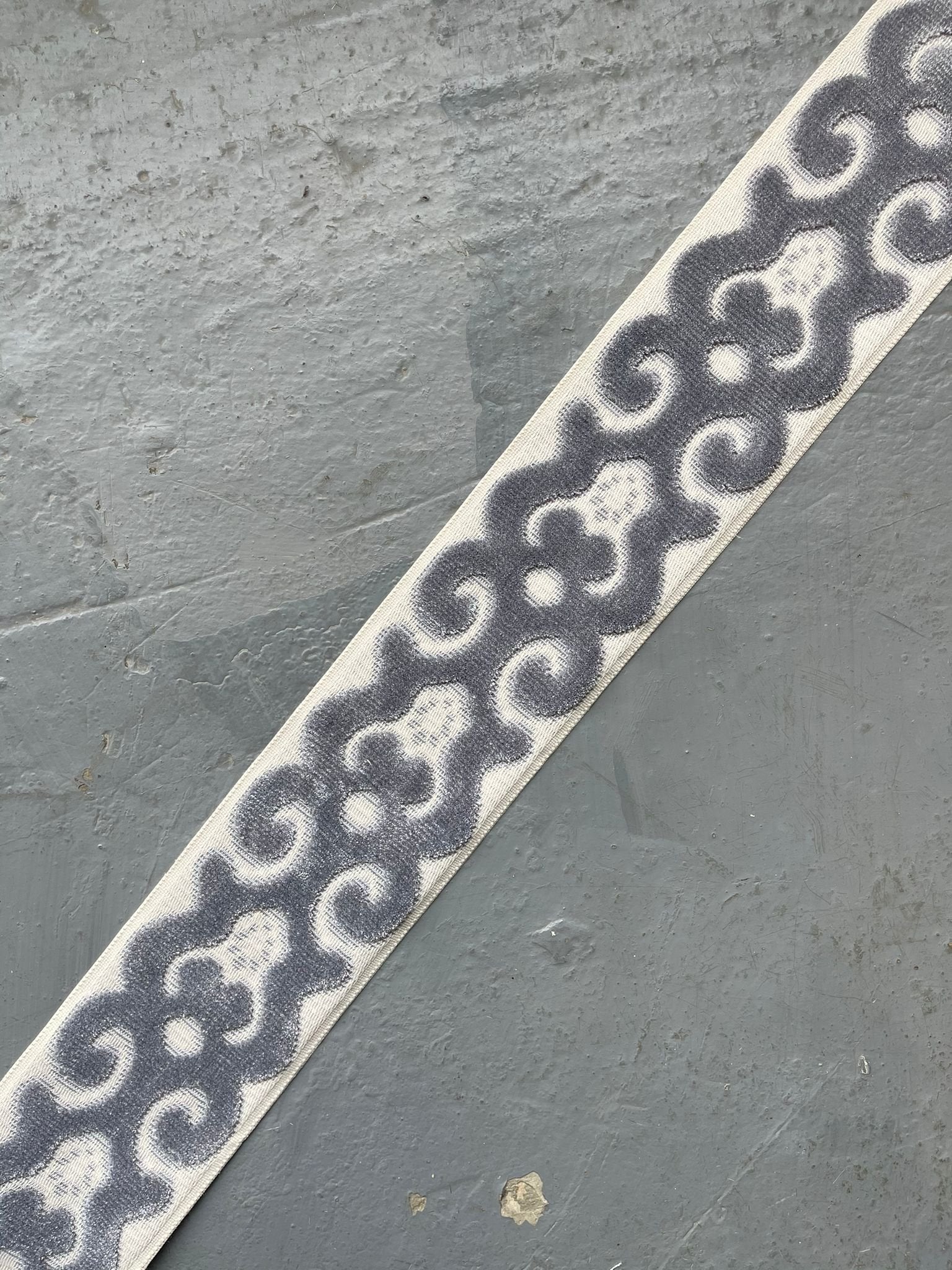 Flora Velvet Trim 3.5" Grey on Beige